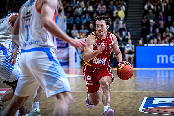 Brae Ivey zieht gegen Jena zum Korb