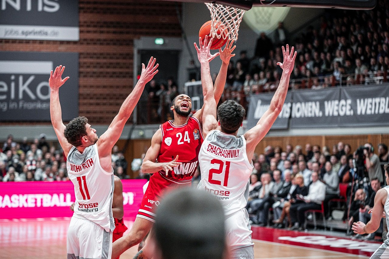 DAS FRANKENDERBY GEHT KNAPP AN BROSE BAMBERG Würzburg Baskets