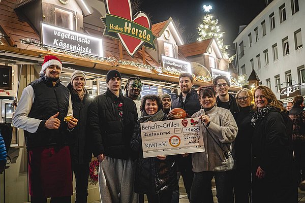 Spieler + Das Team von Hahns Herzle reihen sich für ein Teamfoto mit dem Scheck über 1000 Euro auf.