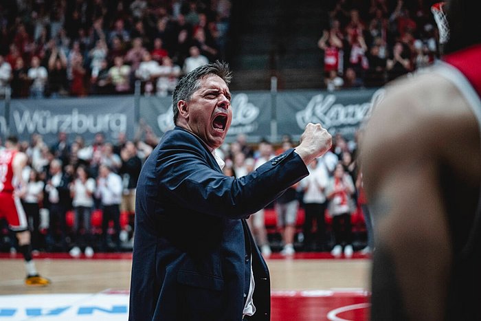 Das Foto zeigt Headcoach Sasa Filipovski in einer sehr emotionalen Jubelpose bei einem Playoff-Heimspiel der Saison 2024/2025 in der tectaka ARENA.