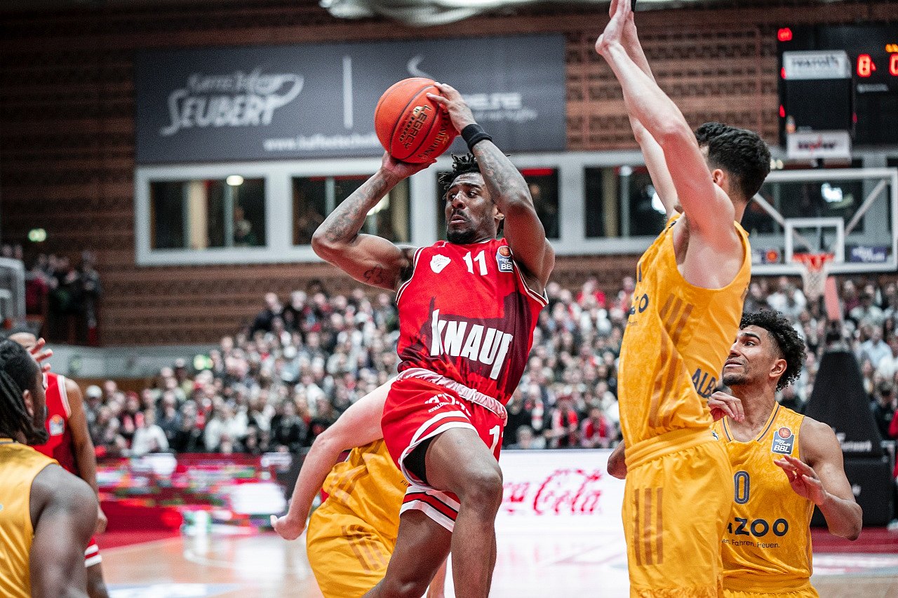 BERLIN GEWINNT ERST MIT DEM ALLERLETZTEN WURF Würzburg Baskets