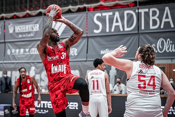 Holloway gegen Bryant