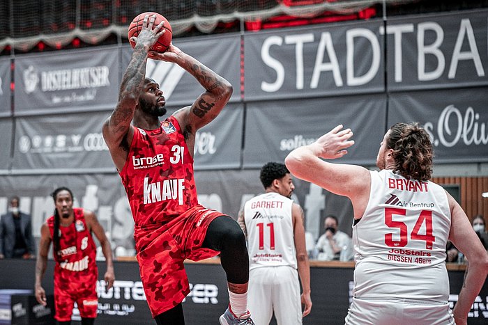 Holloway gegen Bryant
