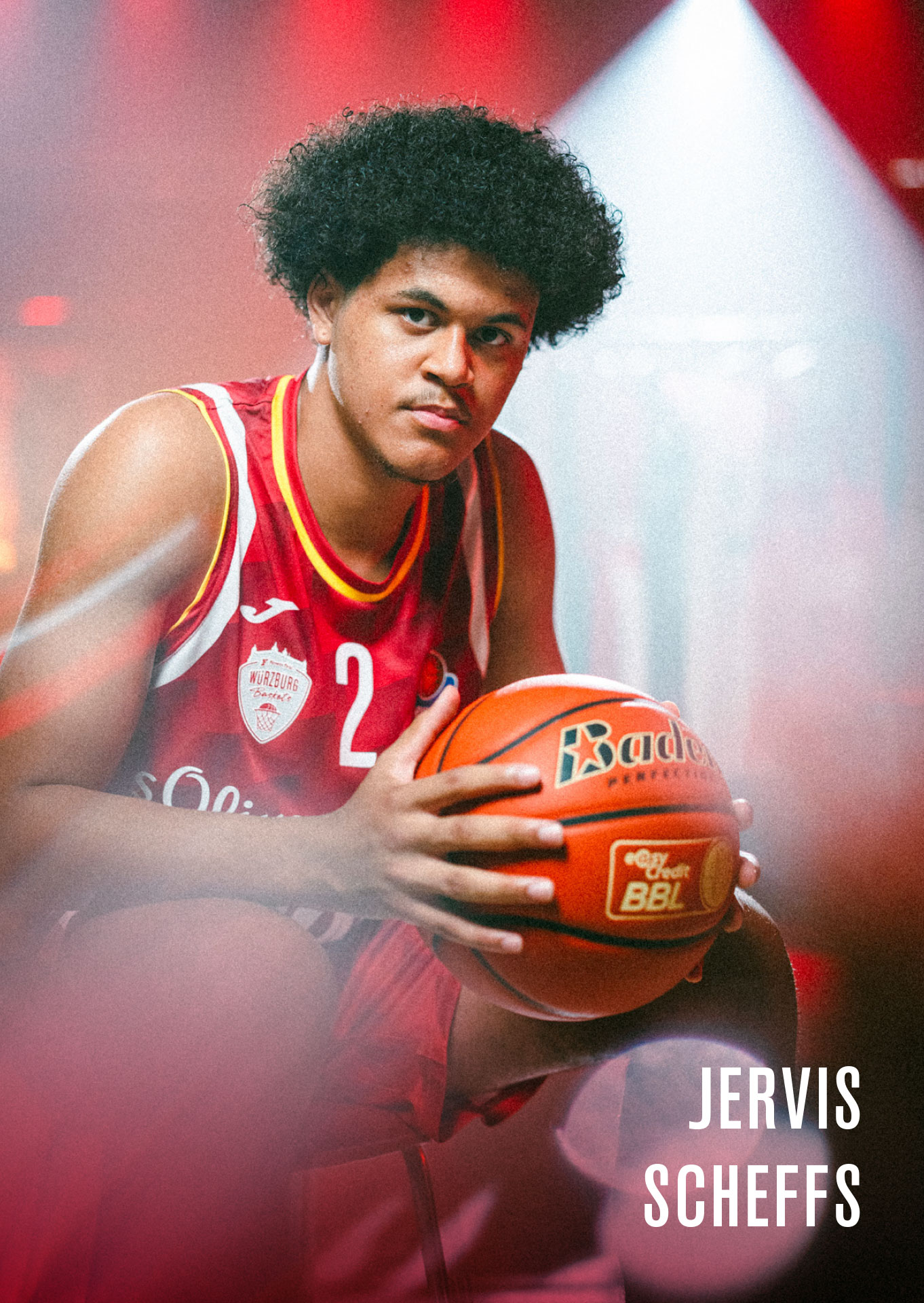 Guard Jervis Scheffs schaut in die Kamera mit Ball in der Hand