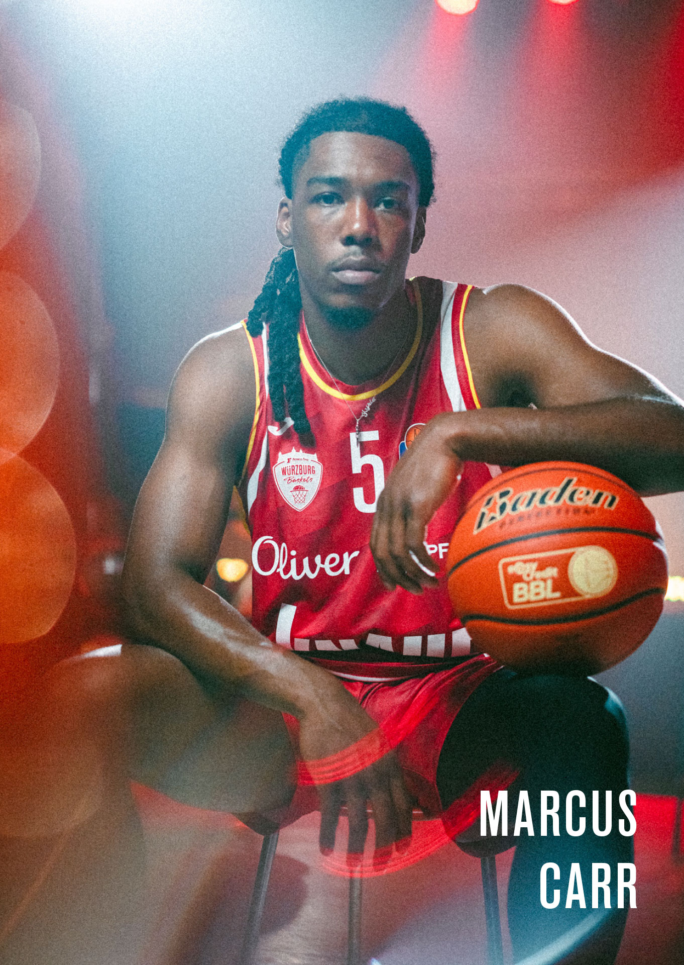 Guard Marcus Carr blickt in die Kamera mit Ball in der Hand