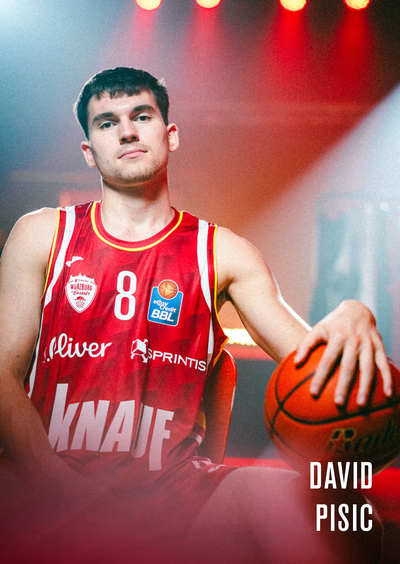 Forward David Pisic blickt in die Kamera mit Ball in der Hand