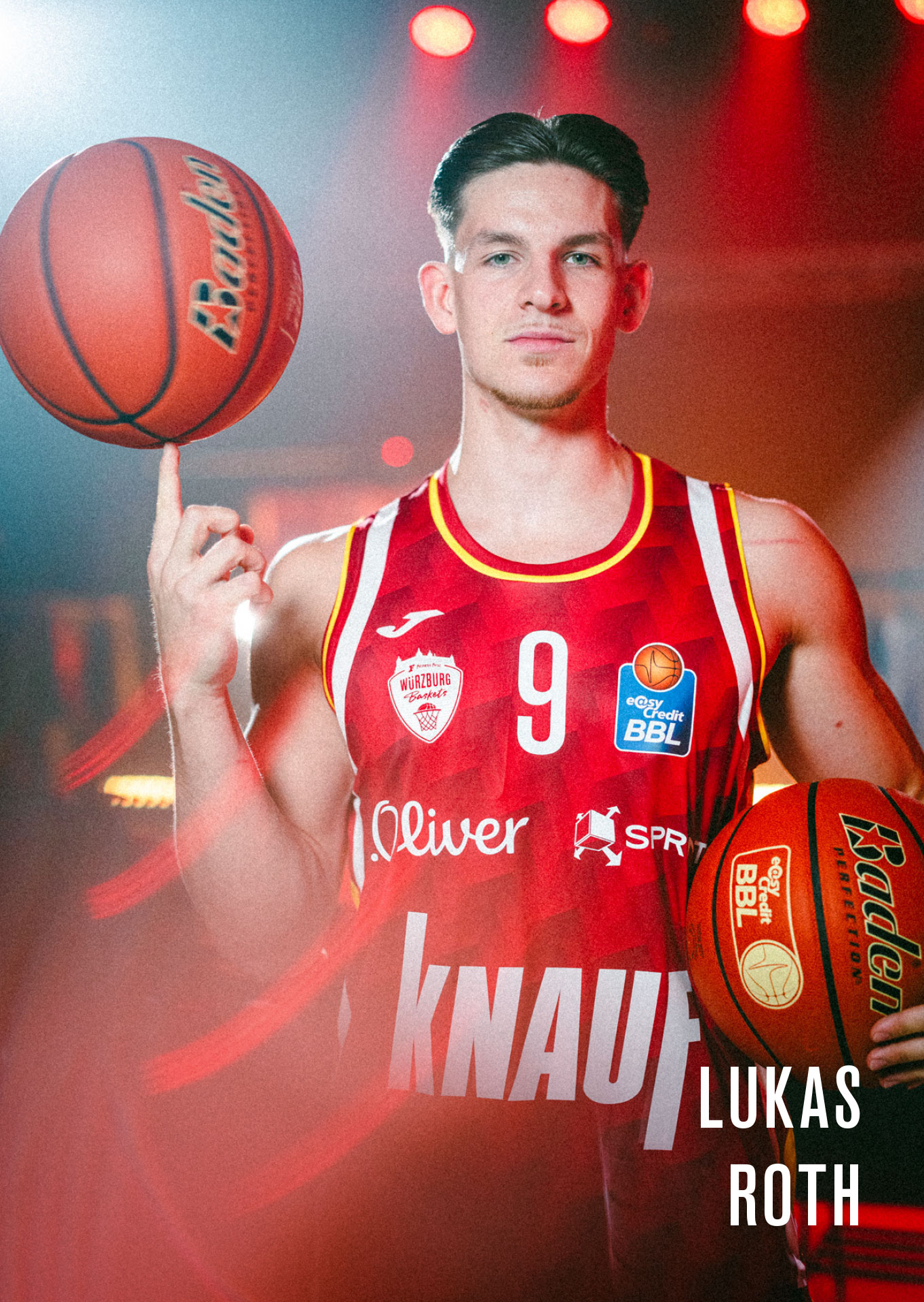 Guard Lukas Roth schaut in die kamera und dreht den Ball auf dem Finger