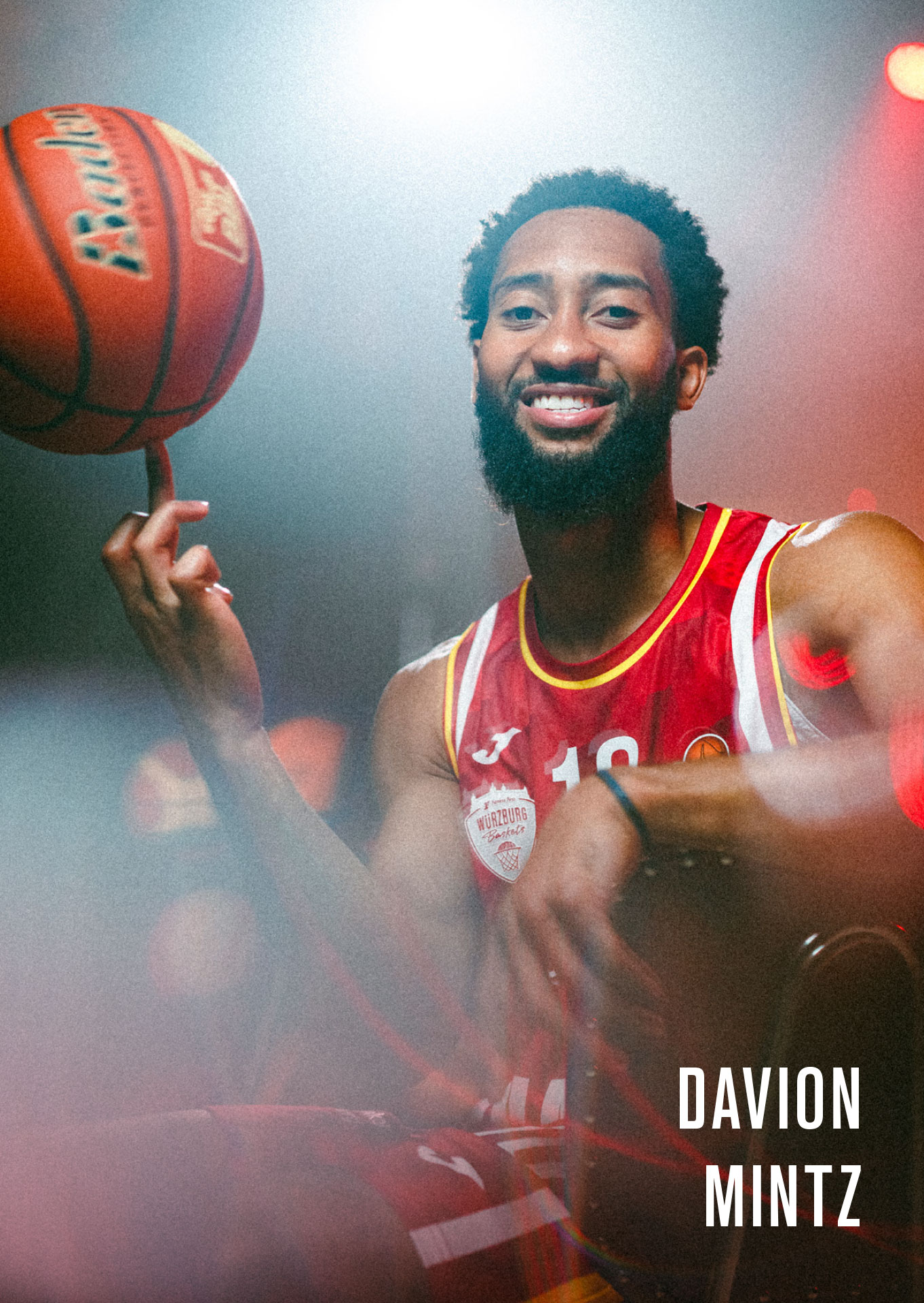 Guard Davion Mintz blickt in die Kamera mit Ball in der Hand