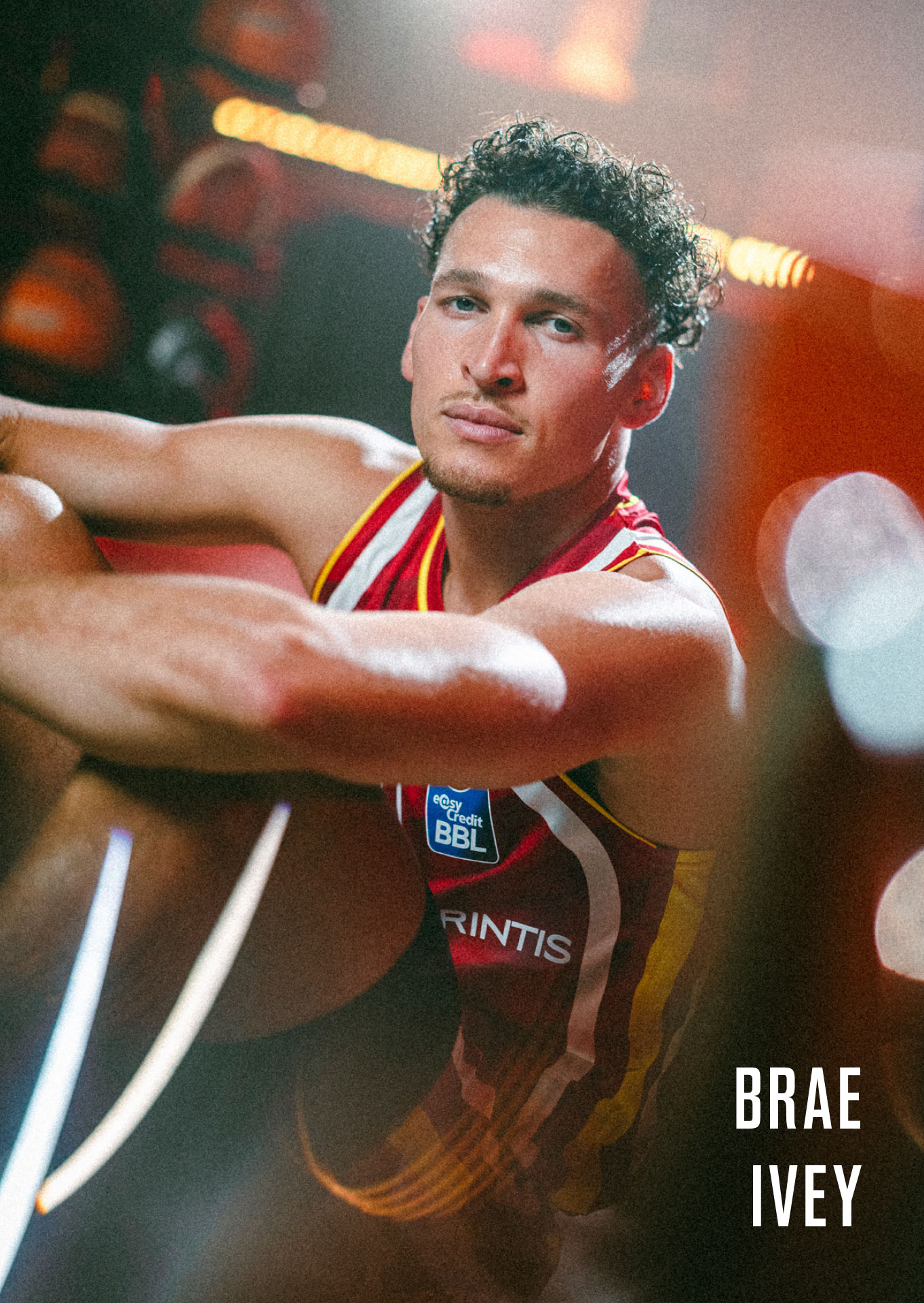 Guard Brae Ivey sitzt auf dem Boden und blickt in die Kamera