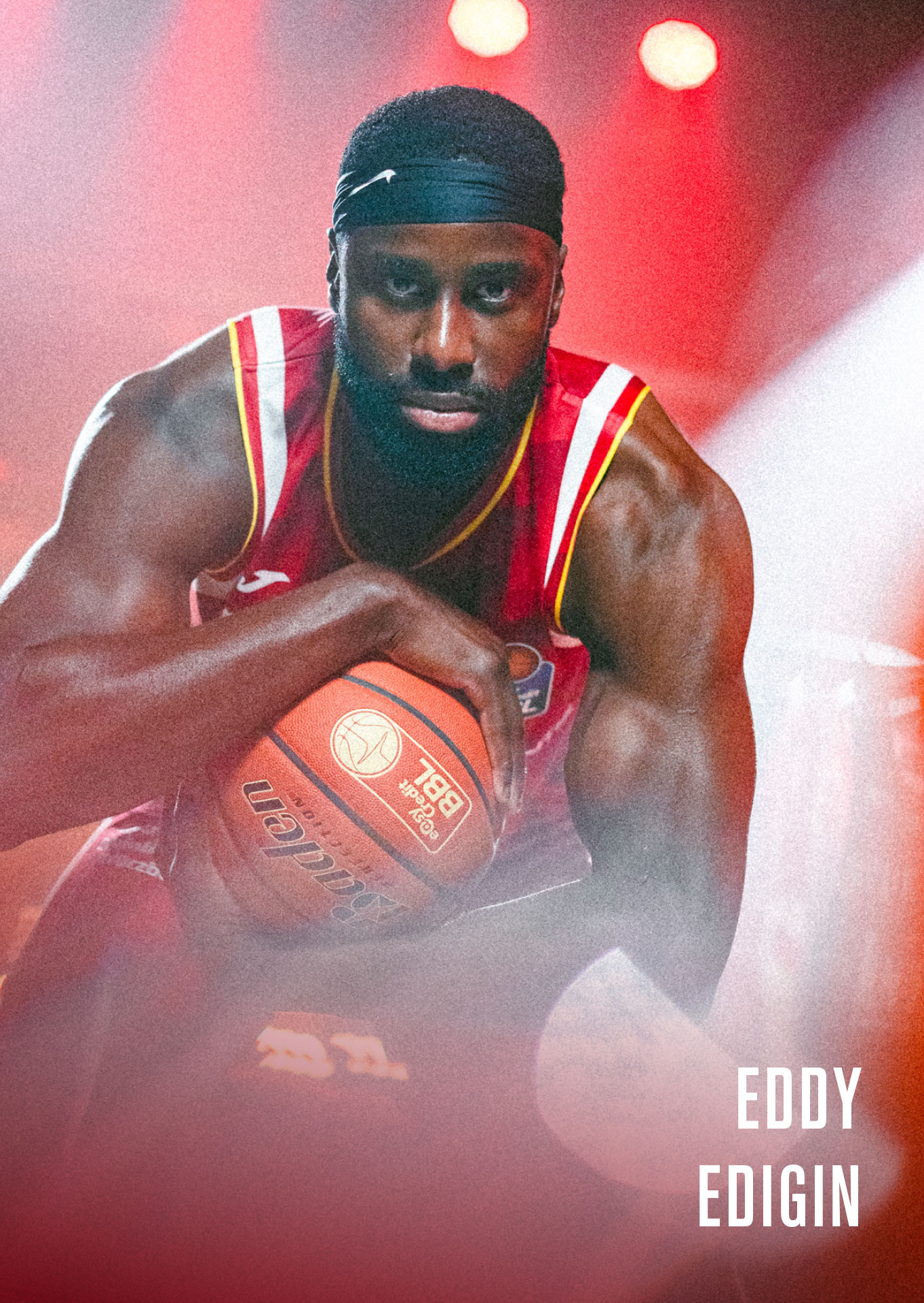 Center Eddy Edigin blickt in die Kamera mit Ball in der Hand