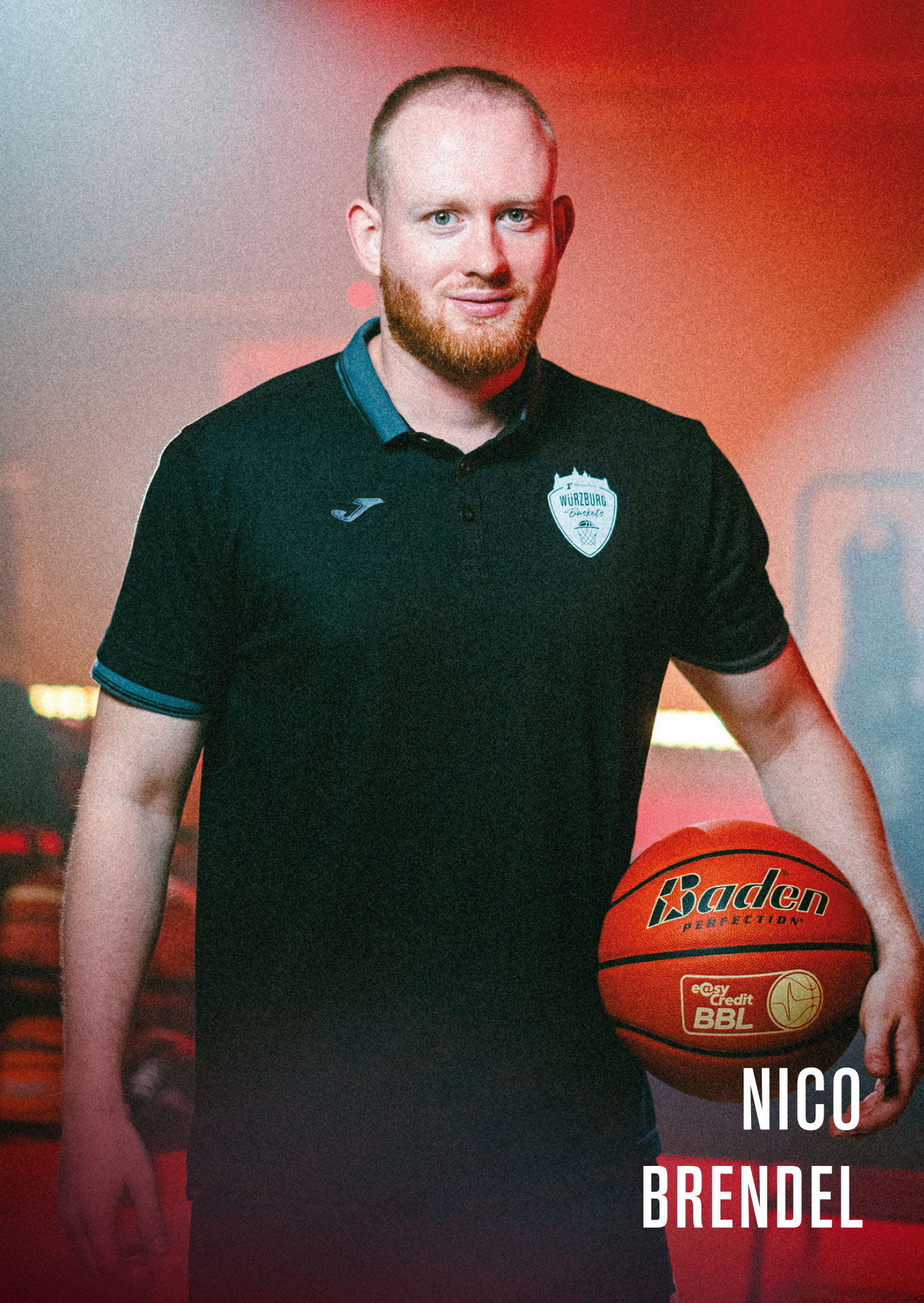 Physiotterapeut Nico Brendel lächelt in die Kamera mit Ball in der Hand