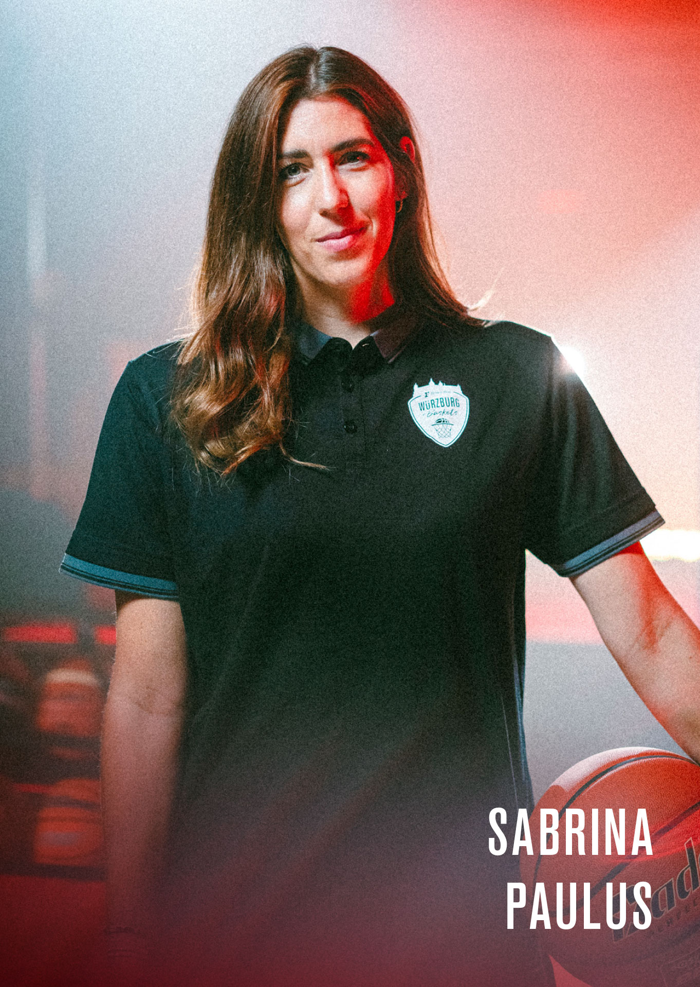 Physiotterapeutin Sabrina Paulus lächelt in die Kamera mit Ball in der Hand